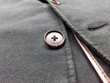 Lüks erkek kıyafetleri ve farklı malzemeler.