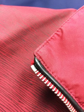 Lüks erkek kıyafetleri ve farklı malzemeler.