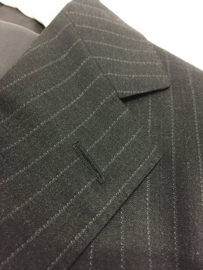 Lüks erkek kıyafetleri ve farklı malzemeler.