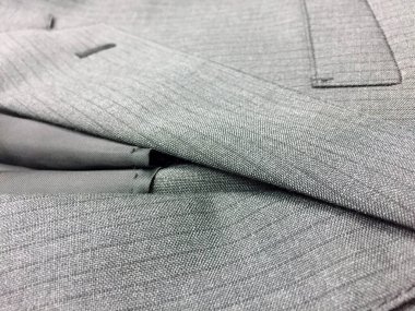 Lüks erkek kıyafetleri ve farklı malzemeler.