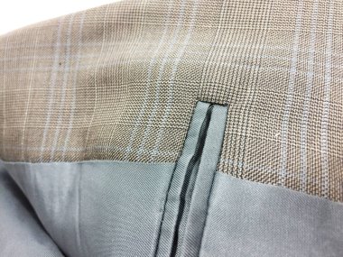 Lüks erkek kıyafetleri ve farklı malzemeler.