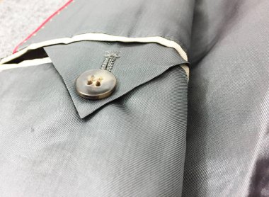 Lüks erkek kıyafetleri ve farklı malzemeler.