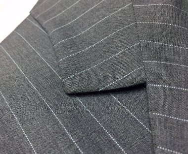 Lüks erkek kıyafetleri ve farklı malzemeler.