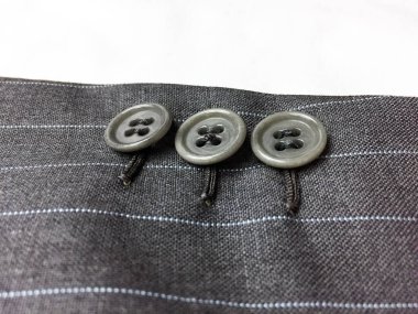 Lüks erkek kıyafetleri ve farklı malzemeler.