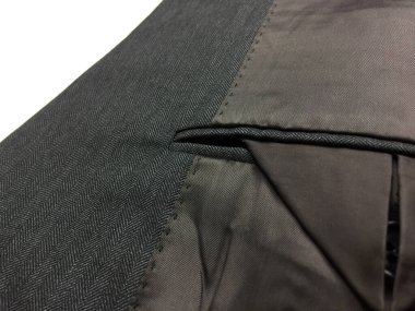 Lüks erkek kıyafetleri ve farklı malzemeler.