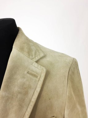 Lüks erkek kıyafetleri ve farklı malzemeler.