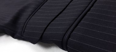 Lüks erkek kıyafetleri ve farklı malzemeler.