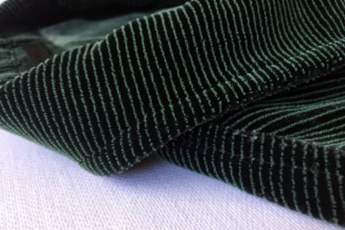 Lüks erkek kıyafetleri ve farklı malzemeler.