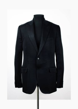 Lüks erkek kıyafetleri ve farklı malzemeler.