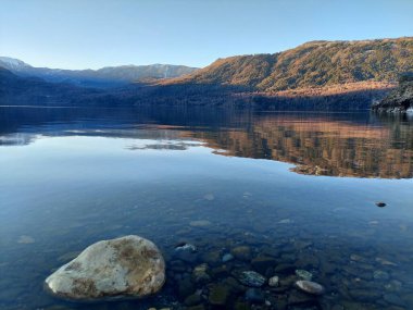 Playa Catritre en San Martin de los Andes, en un atardecer calmo al margen del cristalino lago Lacar