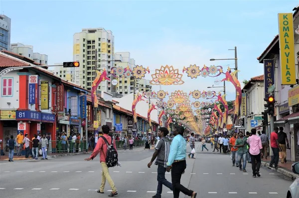 Pessoas Atravessam Estrada Distrito Little India Singapura — Fotografia de Stock