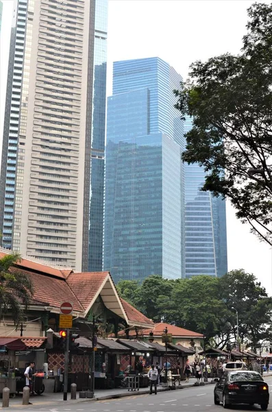 Ουρανοξύστες Και Κτίριο Παραδοσιακό Στυλ Στη Σιγκαπούρη — Φωτογραφία Αρχείου