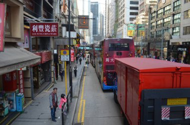Büyükbaba ve torunu yolun kenarında duruyor, Hong Kong.