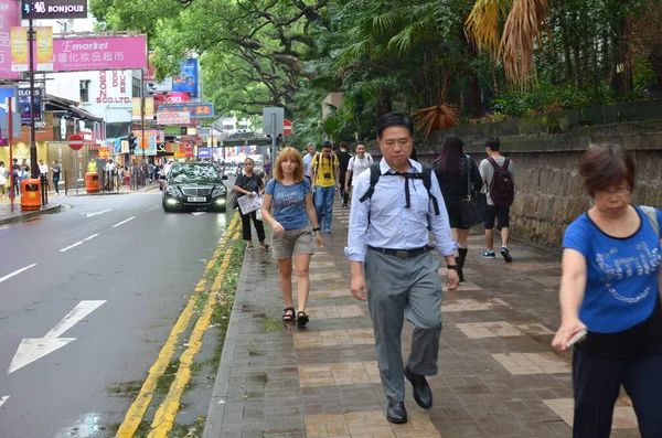 Άνθρωποι Περπατούν Στους Δρόμους Του Χονγκ Κονγκ — Φωτογραφία Αρχείου