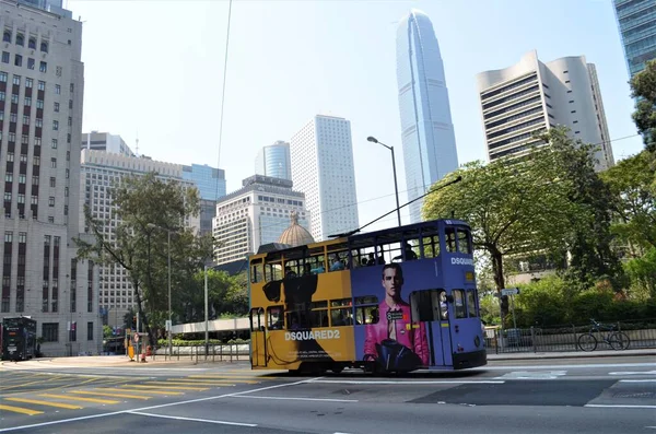 Διπλό Decker Λεωφορείο Κινείται Κατά Μήκος Του Δρόμου Στο Χονγκ — Φωτογραφία Αρχείου