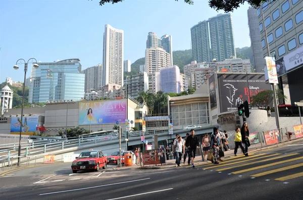 Πεζοί Διασχίζουν Δρόμο Για Διέλευση Ζέβρα Στο Hong Kong Downtown — Φωτογραφία Αρχείου