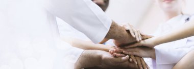 Doktorlar, hemşireler, tıp öğrencileri. Hastalar el ele tutuşup birlikte savaşmak için güçlerini birleştiriyor..