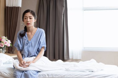 Virüslü bir hasta yatakta depresyonda..