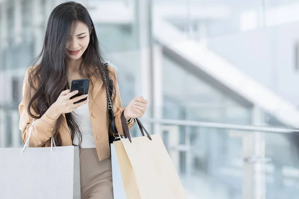 Asijské Žena Chodí Výtahu Hraje Svým Mobilním Telefonem Nakupovat Obchoďáku — Stock fotografie