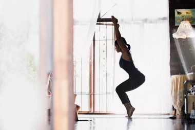 Evde yoga yapan güzel bir kadın tasviri, sınıfta kobra asana yapan güzel bir kız, huzur ve rahatlama, kadının mutluluğu, manzara, bulanık arka plan..