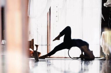 Evde yoga yapan güzel bir kadın tasviri, sınıfta kobra asana yapan güzel bir kız, huzur ve rahatlama, kadının mutluluğu, manzara, bulanık arka plan..