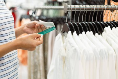 Bir ev hanımı süpermarkette alışveriş yapıyor..