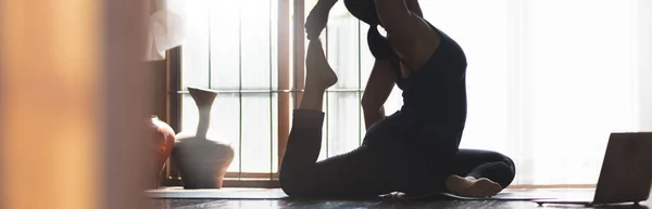 Женщина Окно Представления Yoga Спорт Закат Делать Yoga Дому Практикующ — стоковое фото