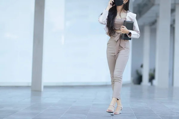 Asijské Obchodní Žena Walking Phone Holding Laptop — Stock fotografie