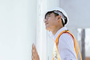 Genç mühendisler denetim sırasında başarılı bir şekilde çalışmaktan memnunlar..