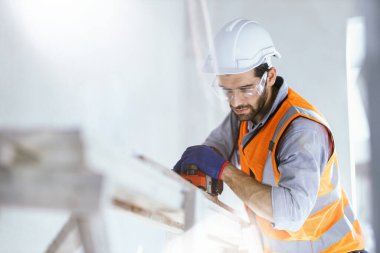 Yakışıklı beyaz mühendis bu aletleri ev yapmak için kullanıyor..