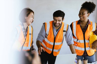 Endüstriyel Mühendislik Tesisinde: Çeşitli Mühendisler, Teknisyenler ve Toplantı, Tartışma, Analiz Motor Tasarımı Teknik Tasarımları
