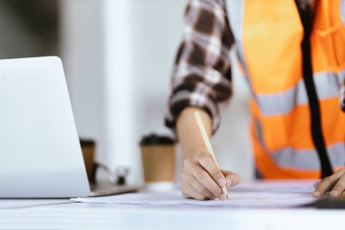 Mimari bir proje için mühendis toplantısı. Eski moda bir iş yerinde ortaklar ve mühendislik araçlarıyla çalışmak.