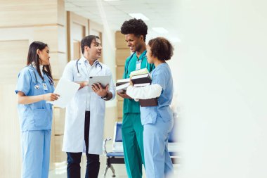 Uluslararası profesyonel doktorlardan oluşan bir ekip modern hastanedeki konferans odasında toplantı yapıyor. Sağlık ve Tıbbi Gelişim Konsepti.