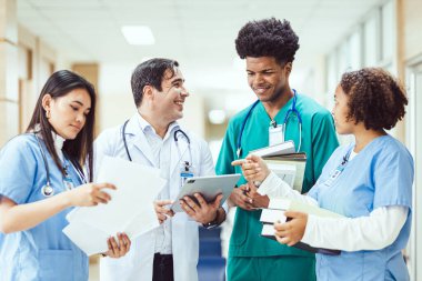 Uluslararası profesyonel doktorlardan oluşan bir ekip modern hastanedeki konferans odasında toplantı yapıyor. Sağlık ve Tıbbi Gelişim Konsepti.