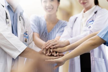 Doktorlar, hemşireler, tıp öğrencileri. Hastalar el ele tutuşup birlikte savaşmak için güçlerini birleştiriyor..