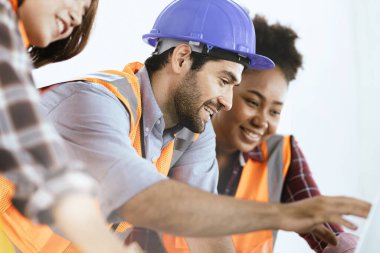 Endüstriyel Mühendislik Tesisinde: Çeşitli Mühendisler, Teknisyenler ve Toplantı, Tartışma, Analiz Motor Tasarımı Teknik Tasarımları