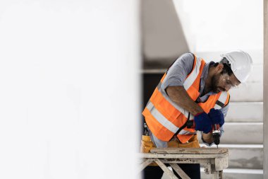 Marangoz, elektrikli matkap mühendisliği üniformasıyla delik açıyor..