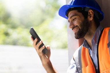 Yetişkinler Mühendis Grubu Koltukta oturan arkadaşlar modern akıllı telefon tabletlerini kullanarak iş arkadaşlığı, takım çalışması, işbirliği kavramını başlatıyorlar.