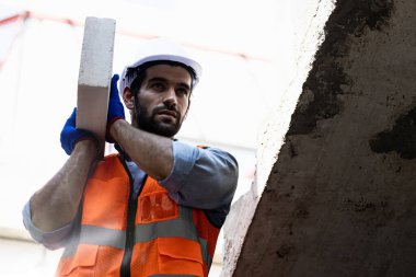 Endüstriyel duvarları kapatın, inşaat alanlarına tuğla dökün.