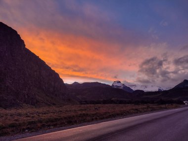 Dağlarda turuncu gün batımı