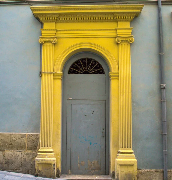 Κίτρινη Πόρτα Πρόσοψη Στο Αλικάντε Της Ισπανίας — Φωτογραφία Αρχείου