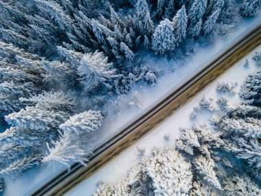 Kış dağ yolunun tepeden aşağı manzarası.
