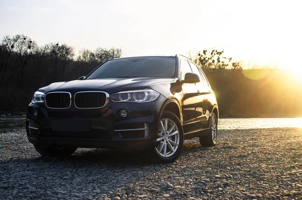 Gran Coche Clase Suv Negro Azul Encuentra Una Orilla Camuflada —  Fotos de Stock