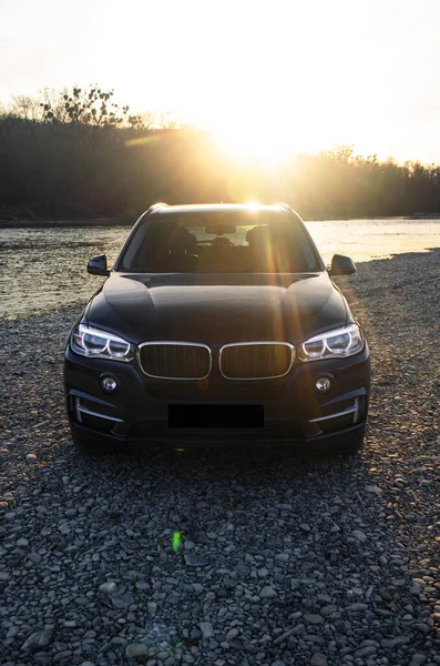 Gran Coche Clase Suv Negro Azul Encuentra Una Orilla Camuflada —  Fotos de Stock