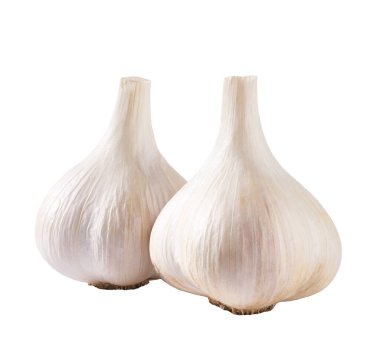 Soyulmamış iki sarımsak soğanı beyaz arka planda izole edilmiş..