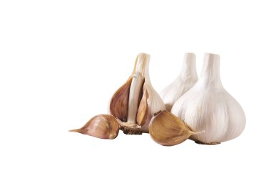 Beyaz arka planda izole edilmiş organik sarımsak karanfilleri ve ampuller..
