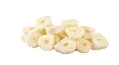 Beyaz arka planda ince doğranmış sarımsak. Beyaz arka planda dilimlenmiş sarımsaklı karanfil. Beyaz bir arka planda doğranmış sarımsak..