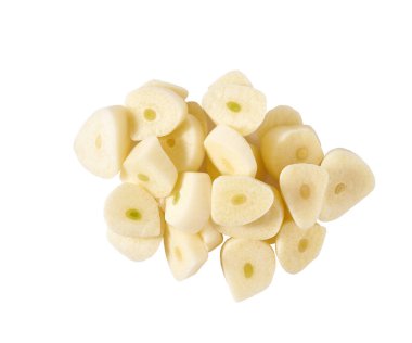 Beyaz arka planda izole edilmiş bir yığın sarımsak. Beyaz arka planda ince doğranmış sarımsak. Beyaz arka planda dilimlenmiş sarımsak karanfilleri..