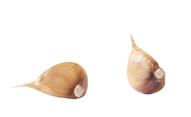 Soyulmamış karanfil sarımsağı beyaz arka planda izole edilmiş, tam derinlikte..