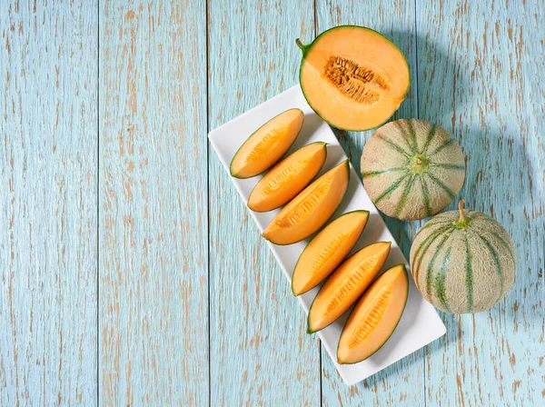 Melone Melone Dolce Affettato Tavolo Legno Copiare Spazio Testo — Foto Stock